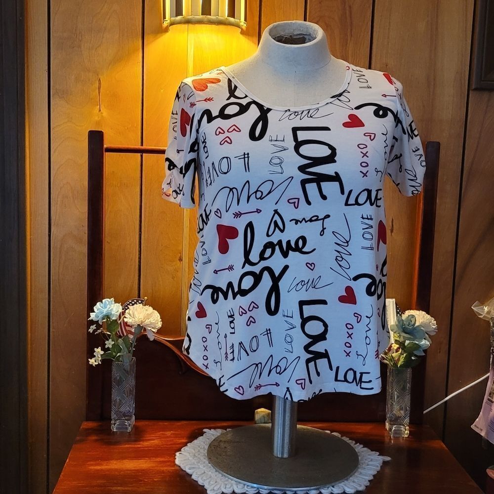 LuLaRoe Love Valentine Shirt Size Small